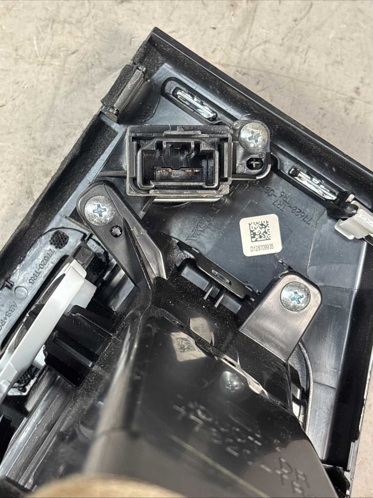 2013-2015 Honda Civic Dash Air Vent LH Driver Far Left Side 77620-TR6 OEM