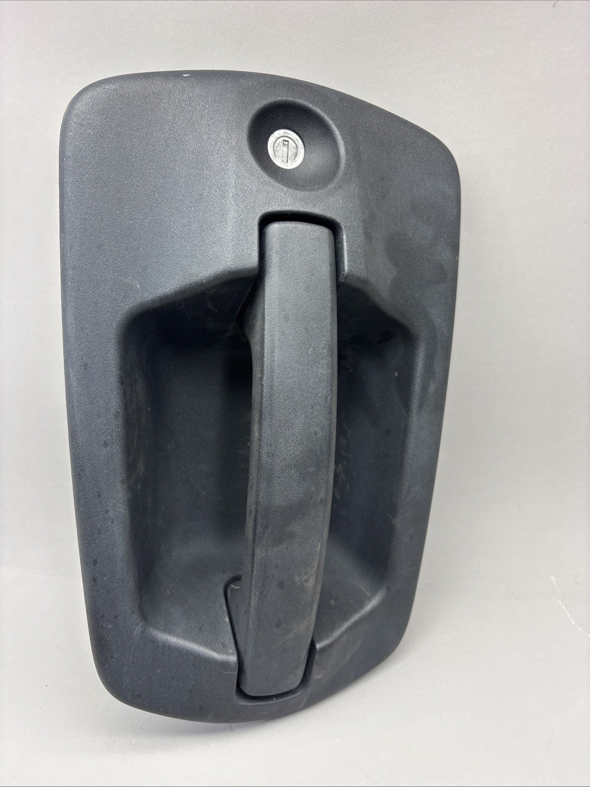 FREIGHTLINER CASCADIA DRIVER SIDE DOOR HANDLE A18-67004-004 - A18-67004-006
