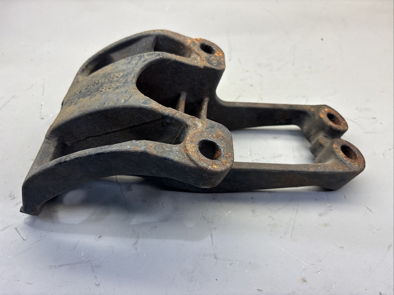 FREIGHTLINER CASCADIA FRONT RIGHT CAB SUPPORT MOUNT BRACKET R18-67961-000