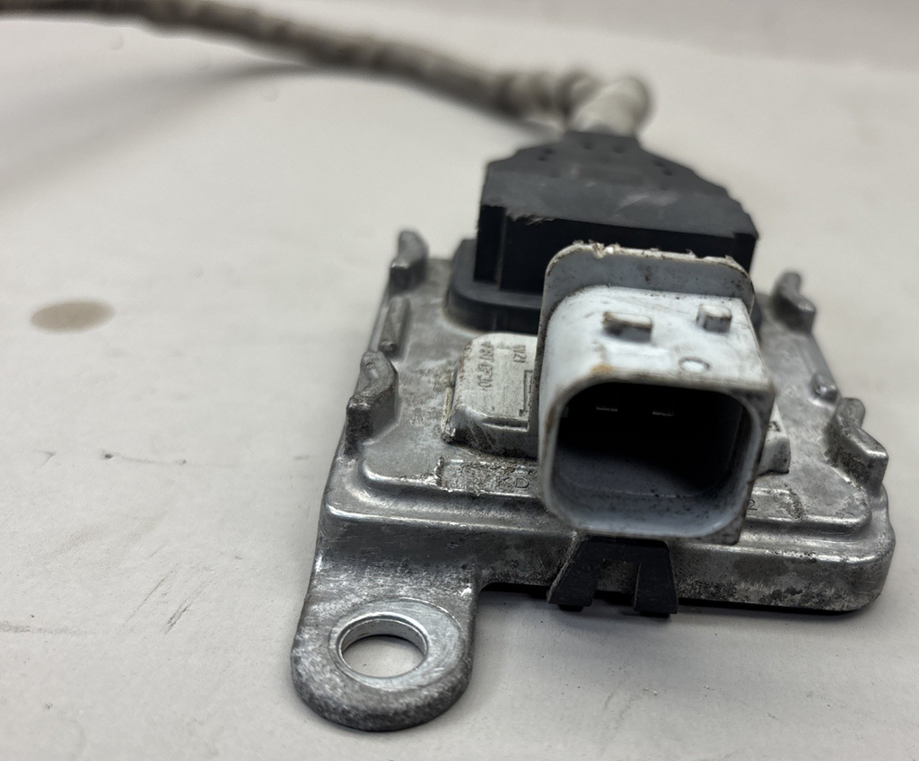 FREIGHTLINER Genuine Detroit Diesel Nox Sensor A 010 153 81 28 /  001