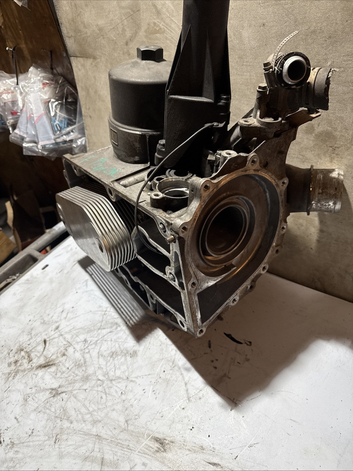 2018-2024 FREIGHTLINER CASCADIA 14.8L DD15 DIESEL ENGINE OIL FILTER HOUSING OEM