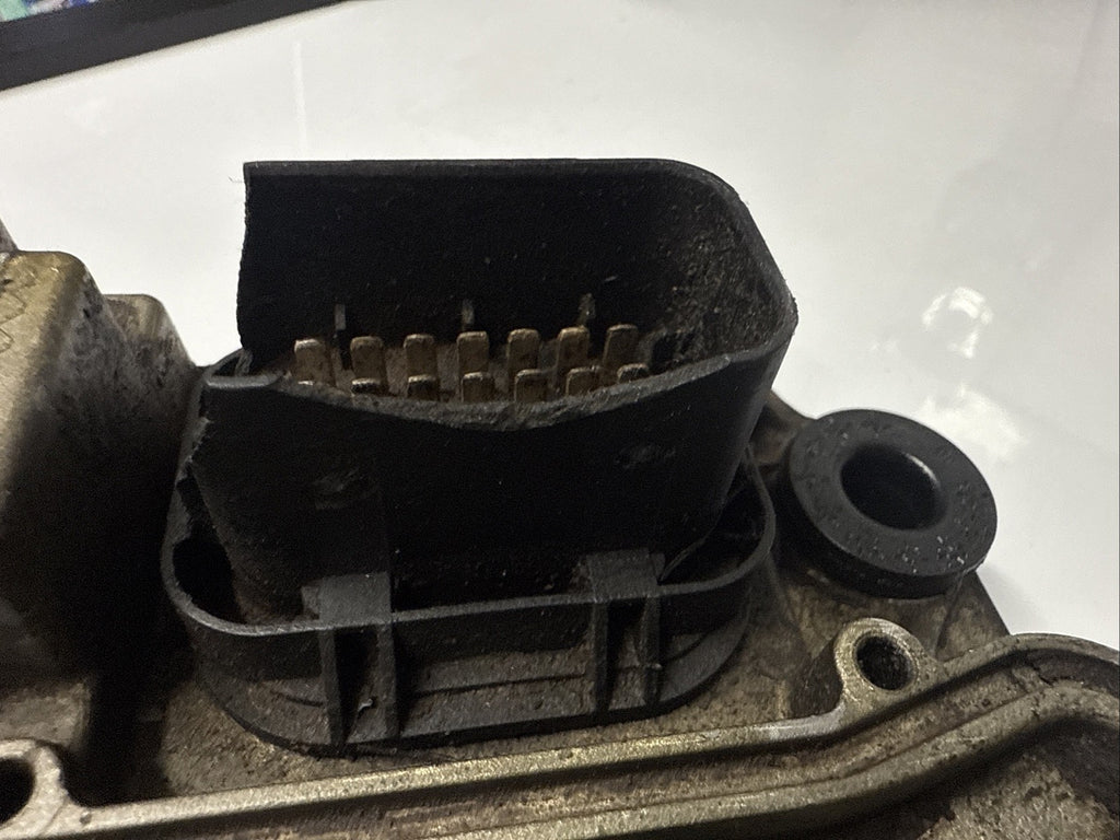 A 002 446 09 35/002 DETROIT DD15 ENGINE CONTROL MODULE ECM 3681802 has a damage