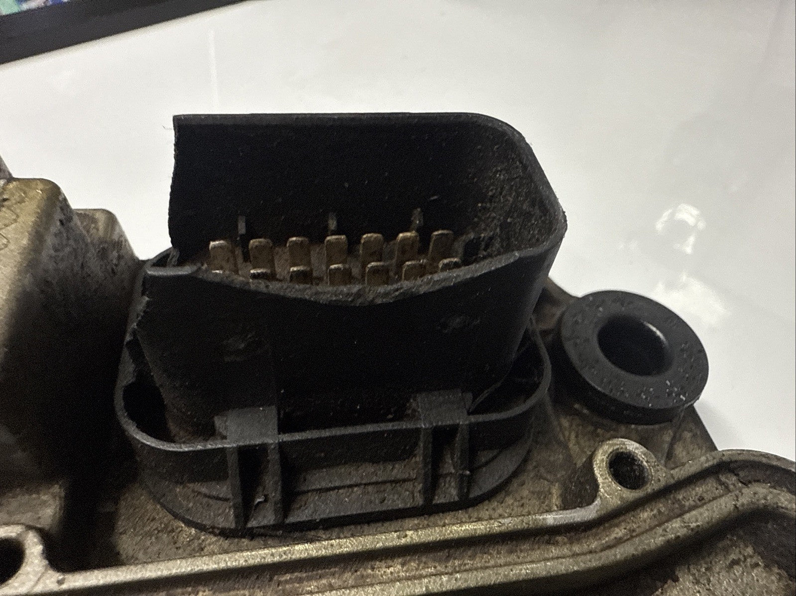 A 002 446 09 35/002 DETROIT DD15 ENGINE CONTROL MODULE ECM 3681802 has a damage