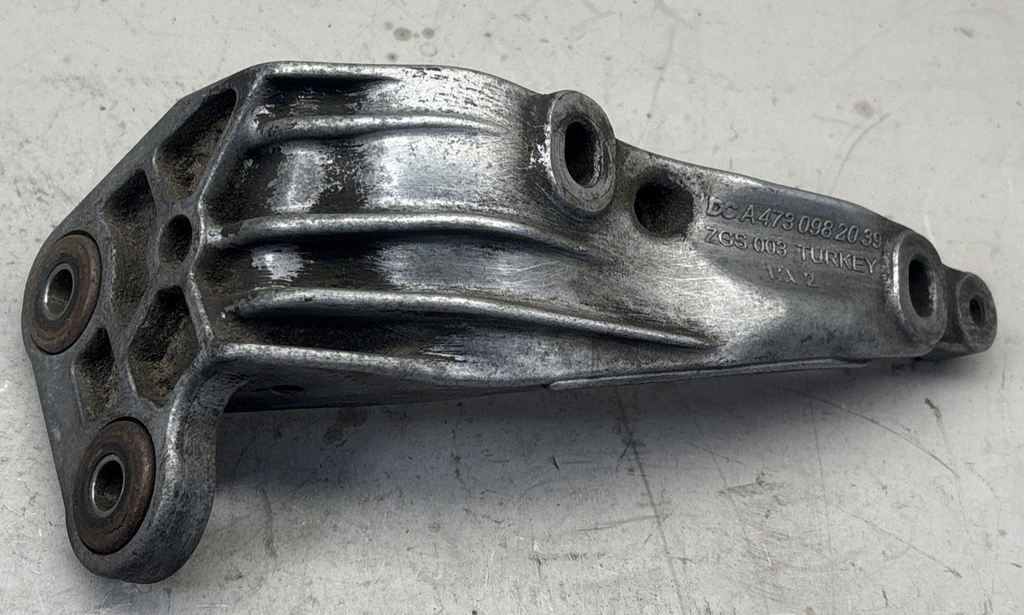 Freightliner Cascadia DD15 Engine Bracket A4730982039 A473 098 20 39