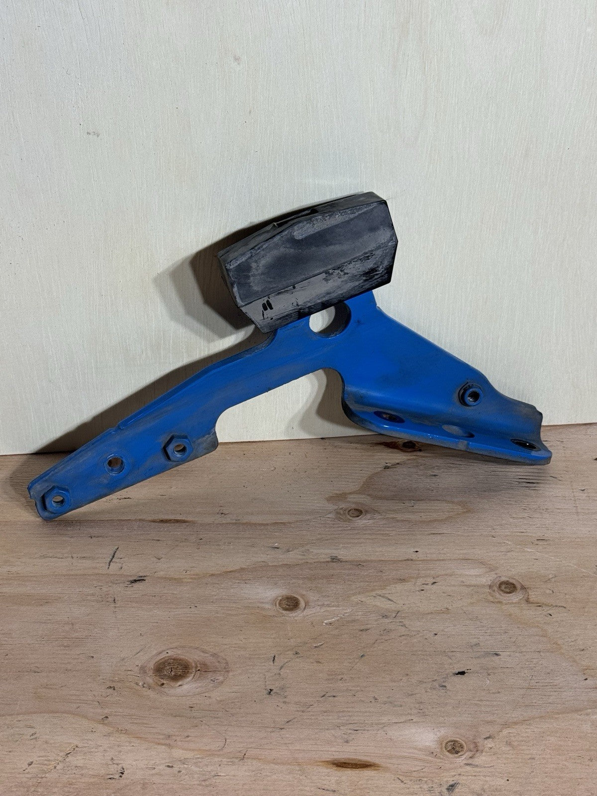 Kenworth T680 Right/Passenger Hood Rest - Used | P/N 00480ac Both Left & Right