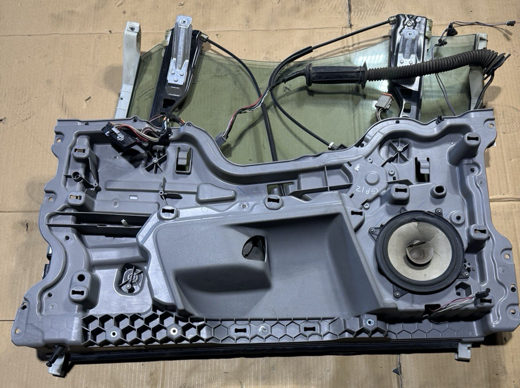 2018-2024 FREIGHTLINER CASCADIA FRONT RIGHT SIDE DOOR PANEL CARIER OEM