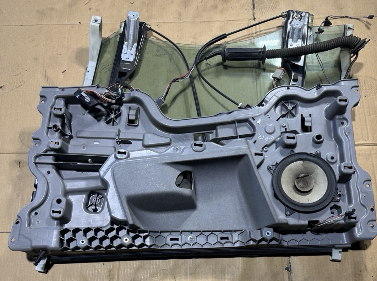 2018-2024 FREIGHTLINER CASCADIA FRONT RIGHT SIDE DOOR PANEL CARIER OEM
