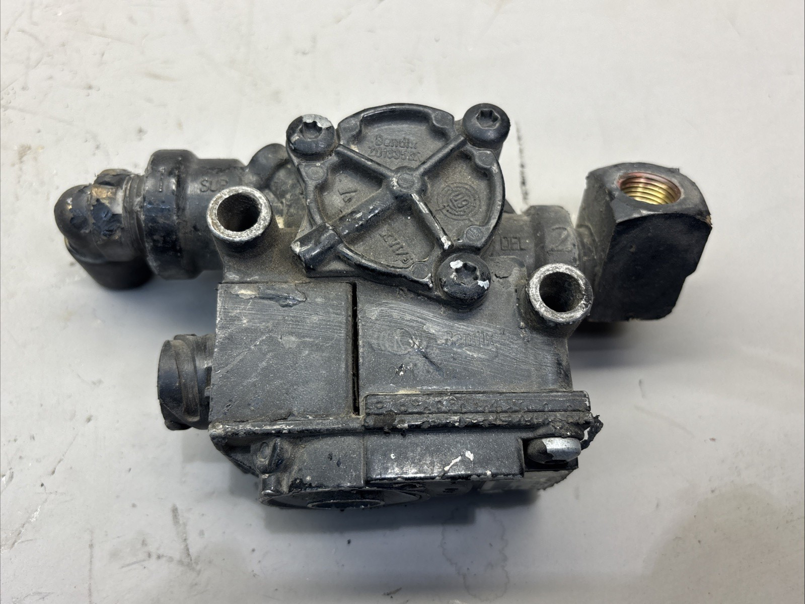 BENDIX ABS BRAKE VALVE P/N 7255122