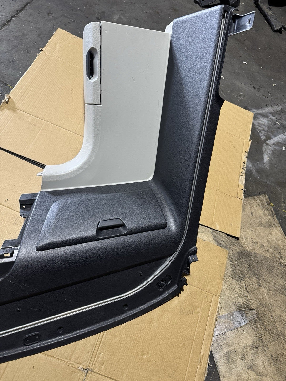 2018-2024 FREIGHTLINER CASCADIA RIGHT PASSENGER OVEHEAD CONSOLE W/ STORAGE OEM