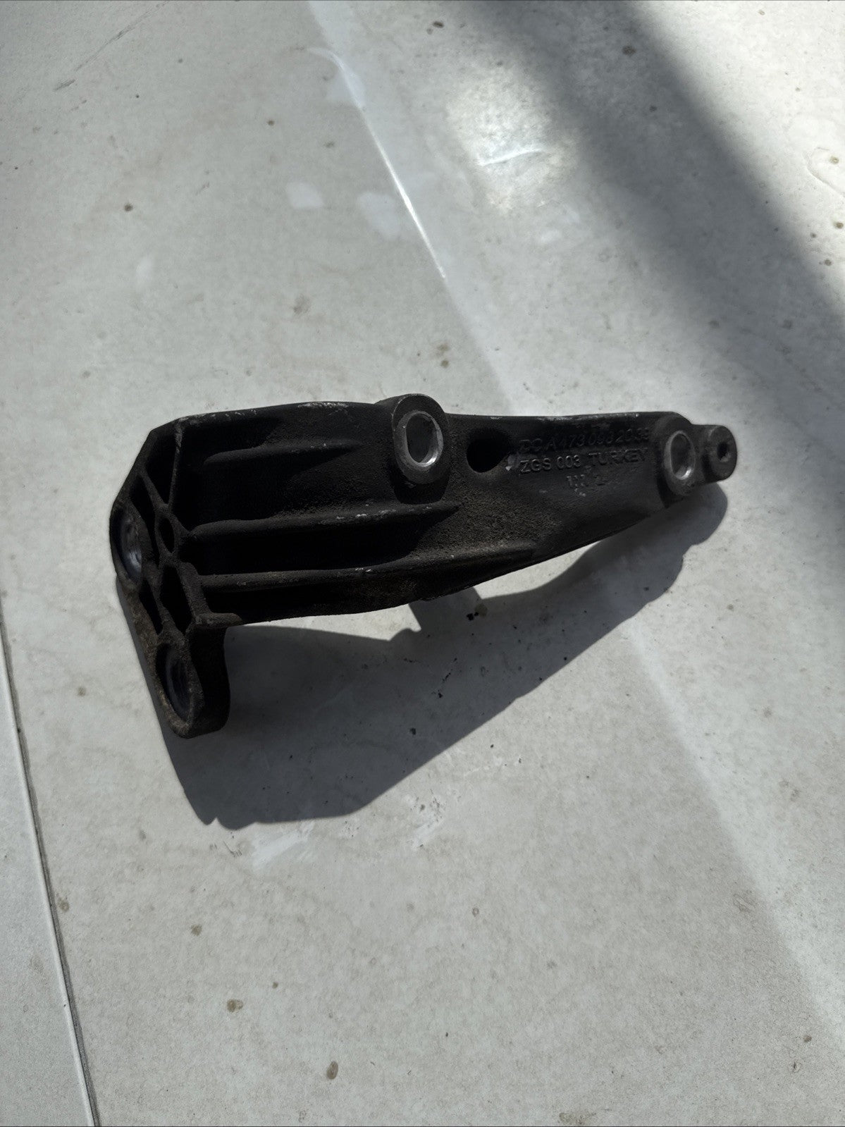 Freightliner Cascadia Detroit Diesel DD15 Engine Bracket A4730982039 A114