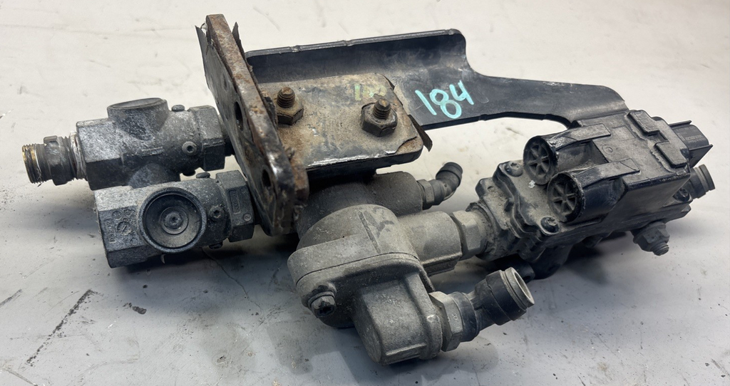 Freightliner Cascadia 126 ABS Modulator Solenoid Valve 2020 OEM K055796 / 109792