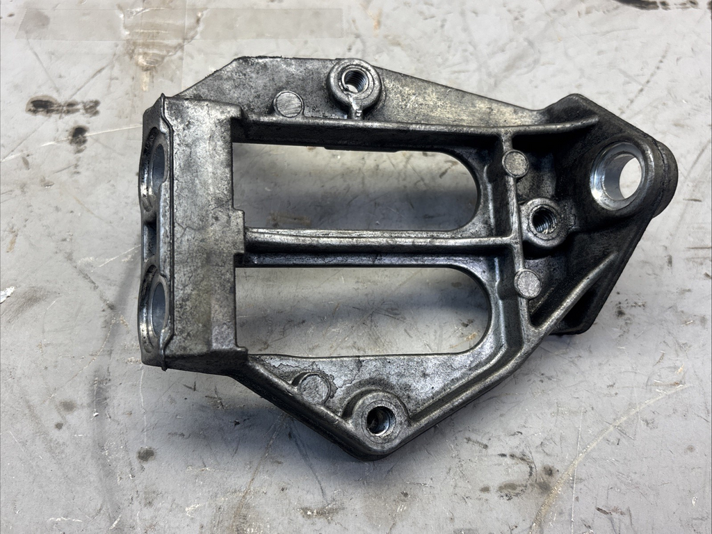 DETROIT DIESEL DD15 MOUNTING SUPPORT BRACKET A472 150 04 73 Made In USA