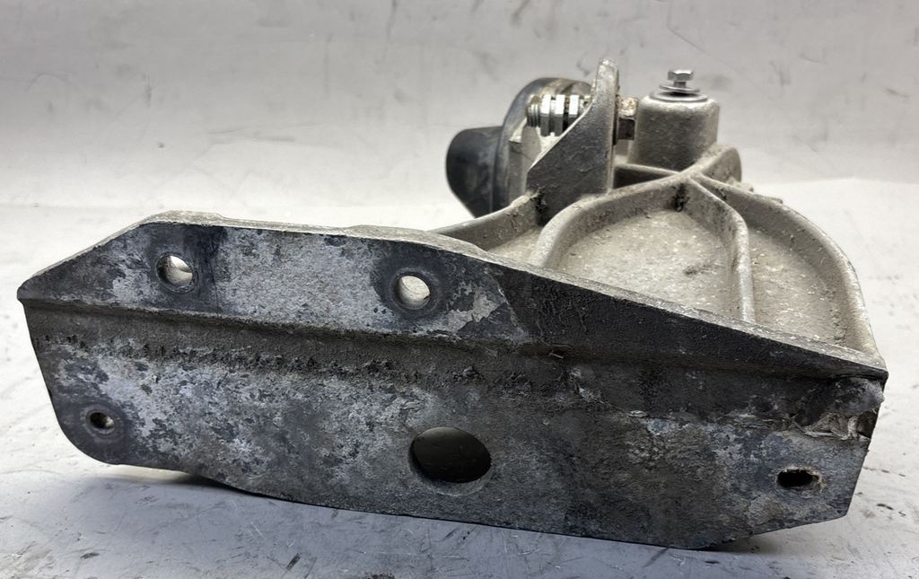18 TO 24 FREIGHTLINER RIGHT SIDE HOOD SUPPORT 17-21082-001 A17-21080-001