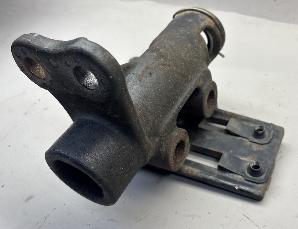 FREIGHTLINER - Tow Housing Brkt, RH A15-27959-001