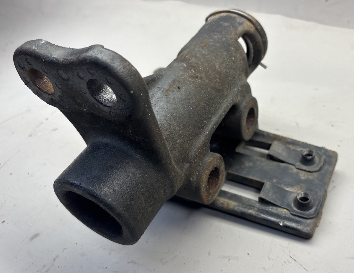 FREIGHTLINER - Tow Housing Brkt, RH A15-27959-001