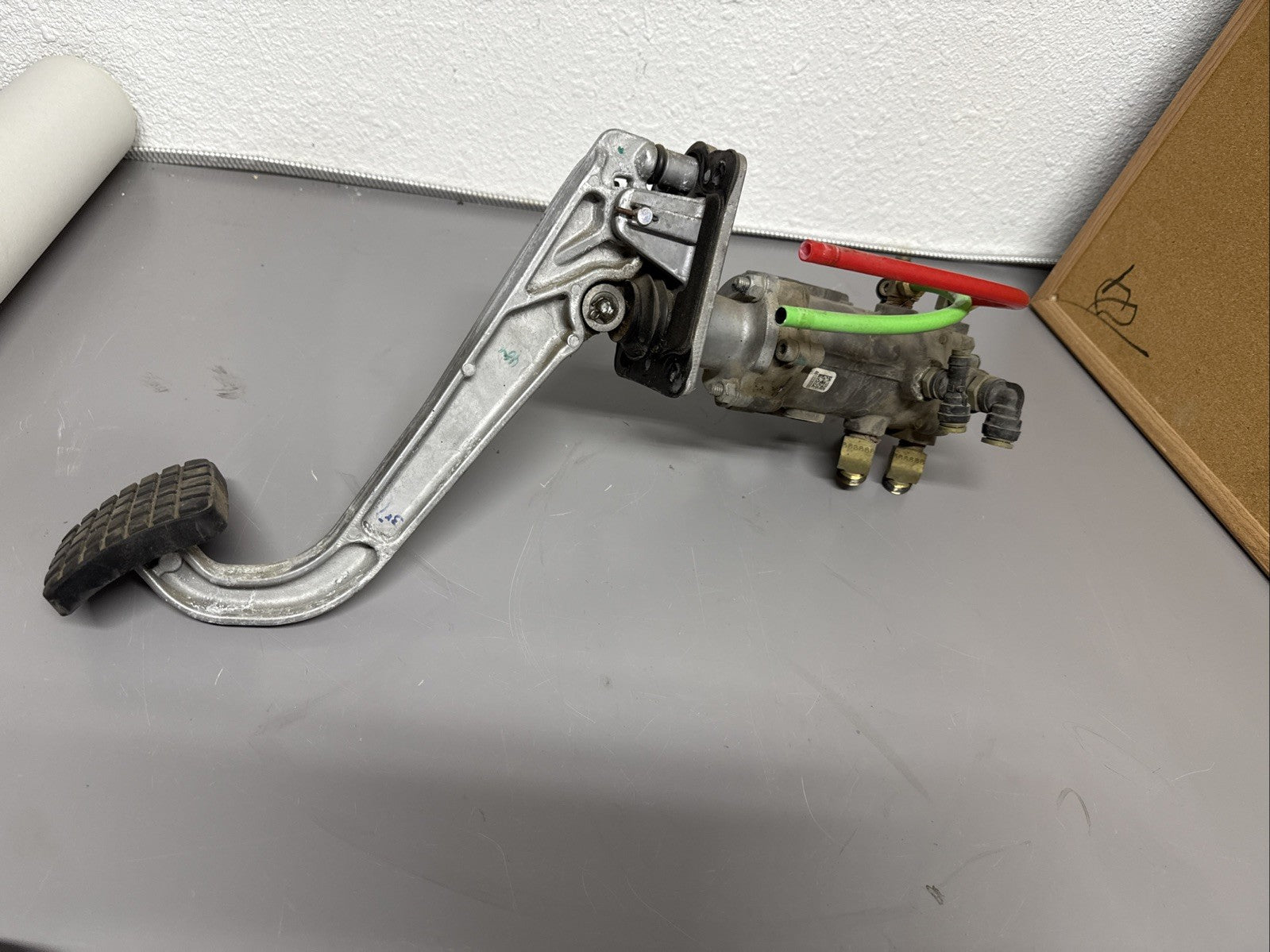 2018-2024 FREIGHTLINER CASCADIA FOOT BRAKE PEDAL W/ VALVE WABCO OEM
