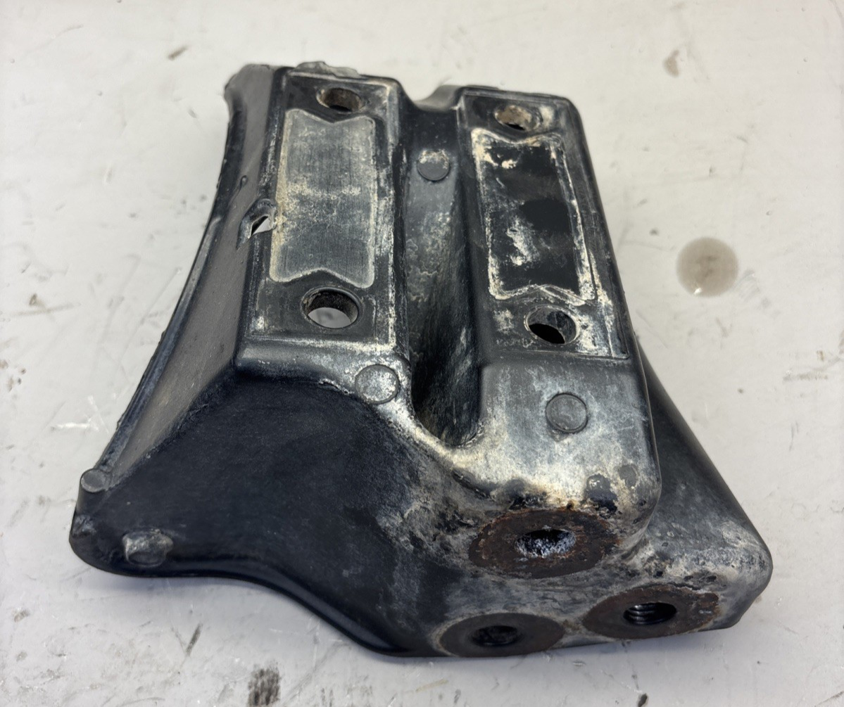 FREIGHTLINER CASCADIA 125 FRONT RIGHT SIDE BUMPER BRACKET MOUNT OEM