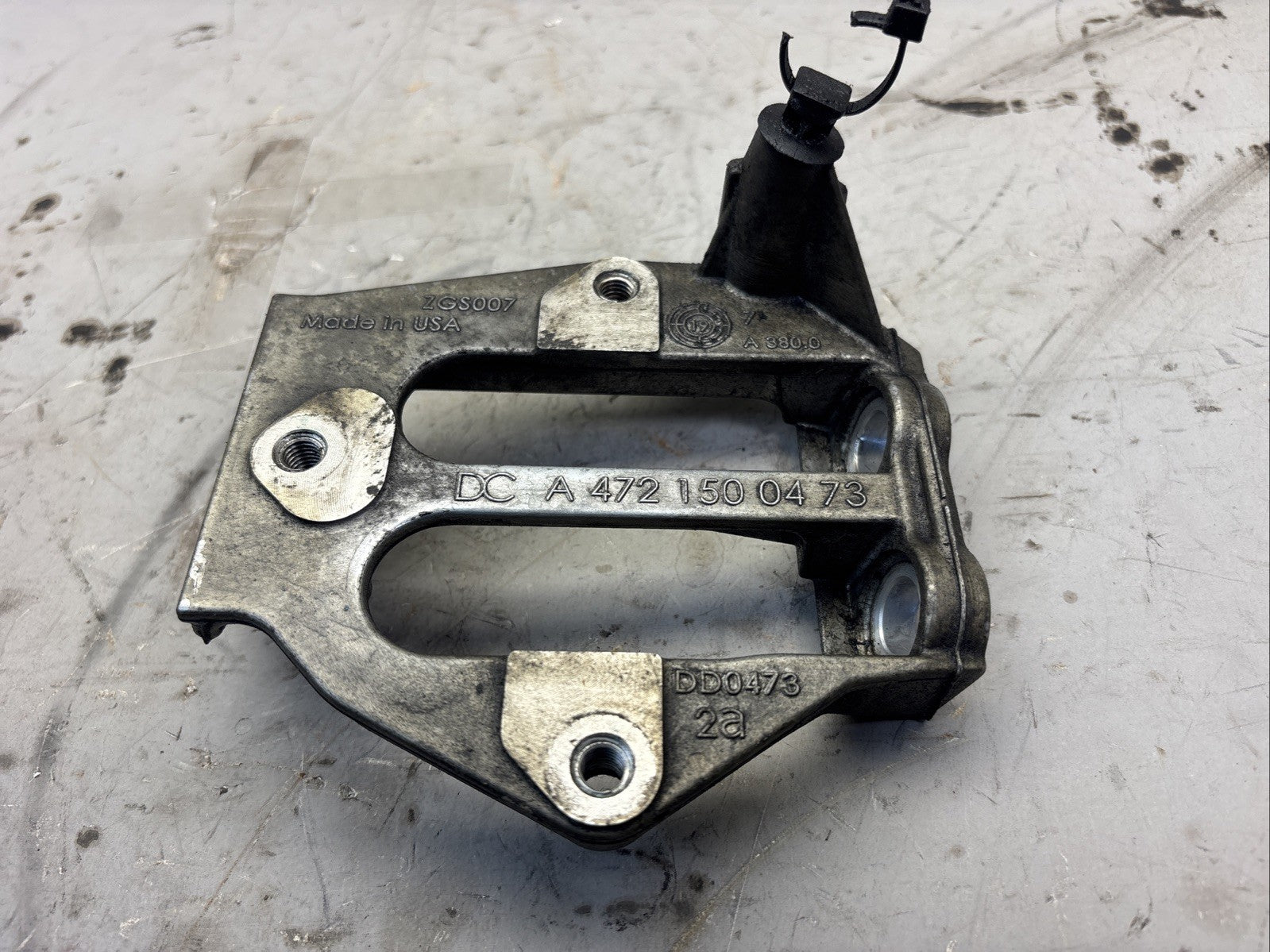 DETROIT DIESEL DD15 MOUNTING SUPPORT BRACKET A472 150 04 73 Made In USA