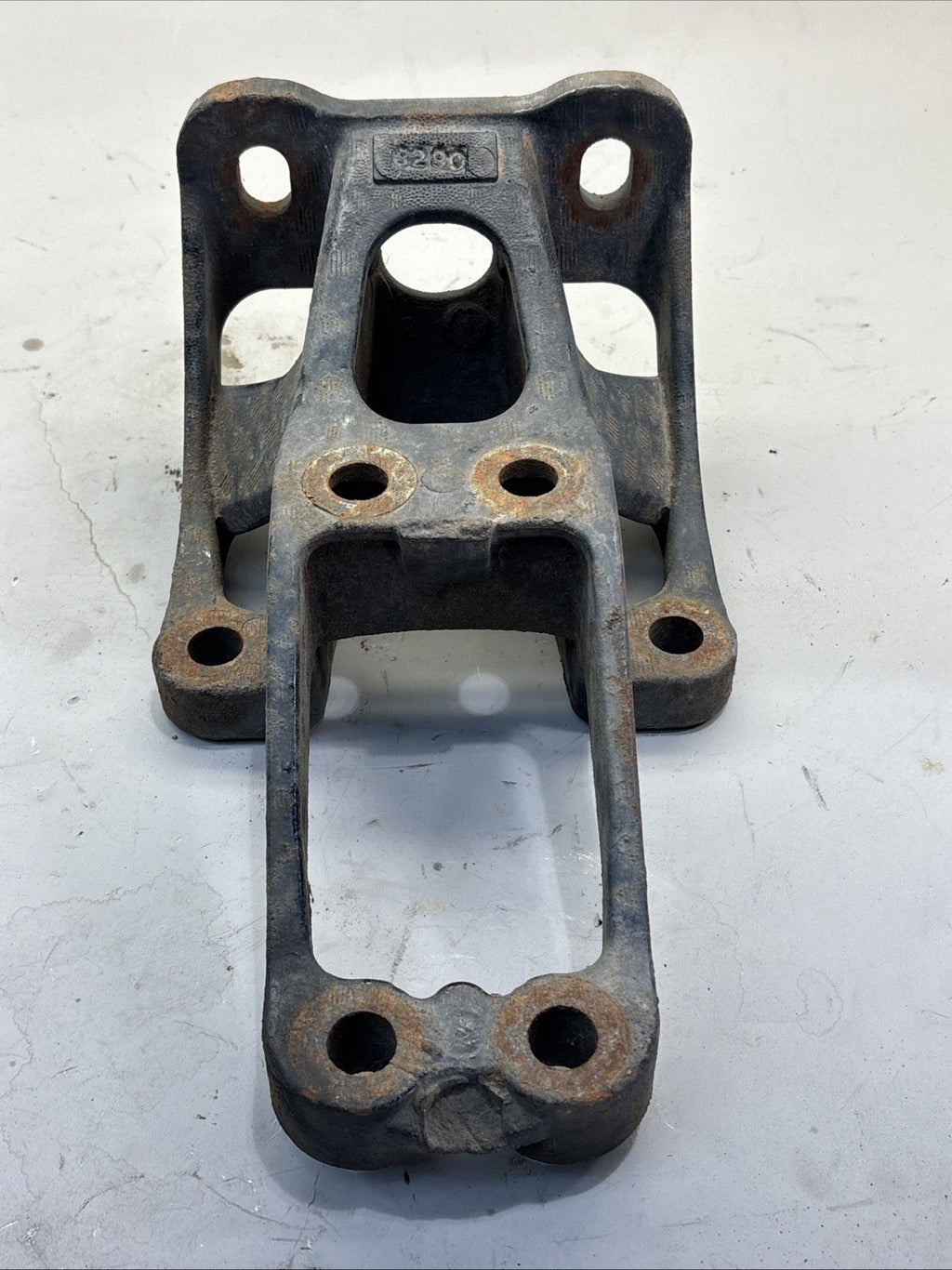 FREIGHTLINER CASCADIA FRONT RIGHT CAB SUPPORT MOUNT BRACKET R18-67961-000