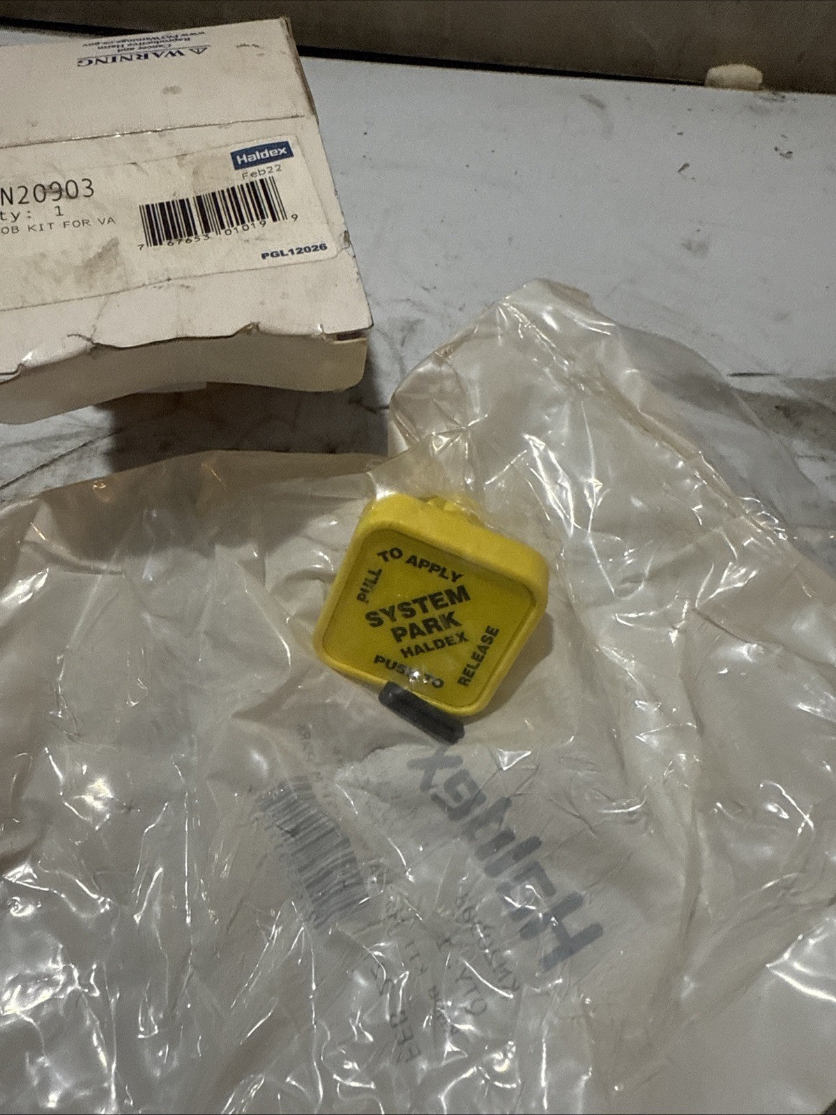 Haldex KN20903 Dash Knob   For Pin Type Push Pull Valves, Yellow, 3/8" Mounting