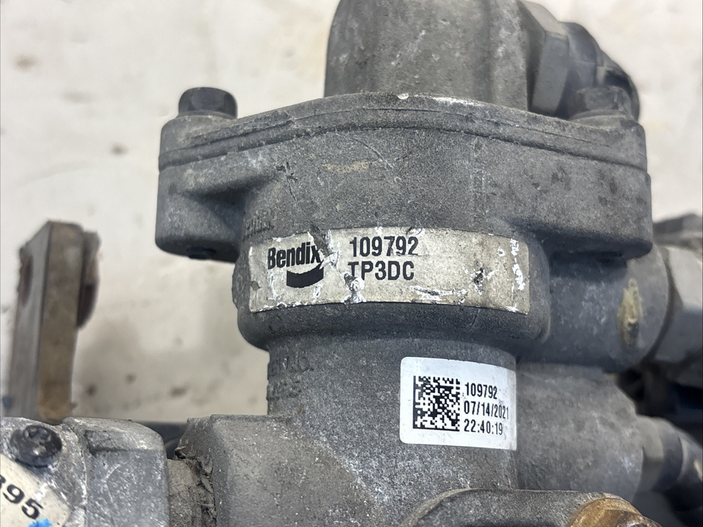 Freightliner Cascadia 126 ABS Modulator Solenoid Valve 2020 OEM K055796 / 109792