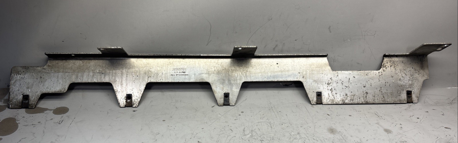PACCAR  AIR SKIRT BRACKET   T11-6198R