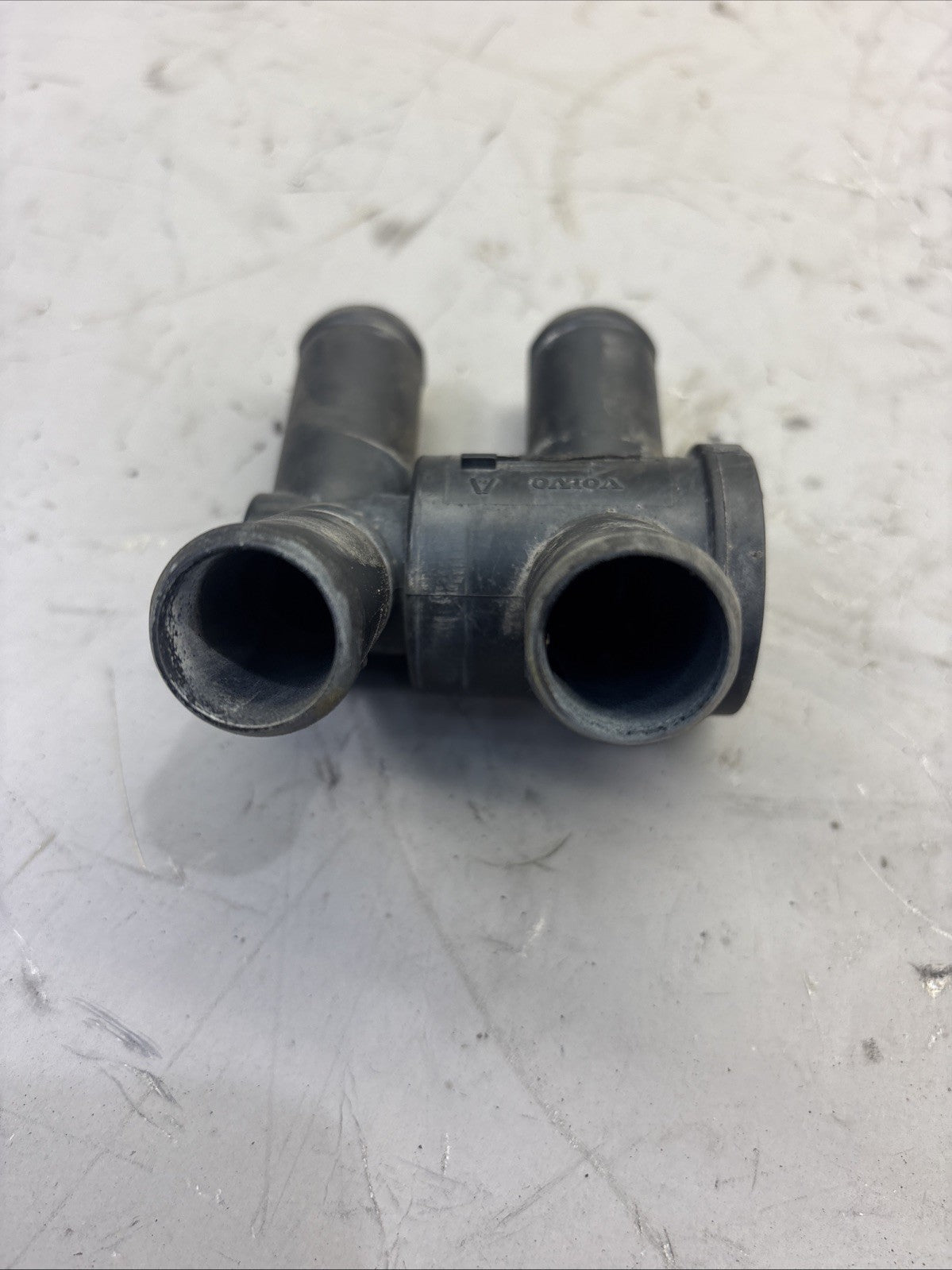 OEM VOLVO VNL HEATER HOSE VALVE  P/N: 20989415