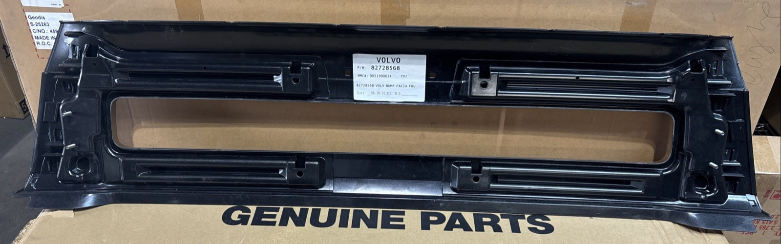 Bumper Center Piece For VNL - Bumper Cover Replaces 82728568