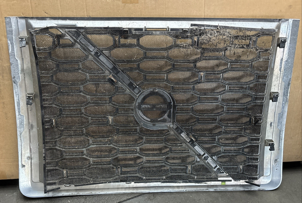 2019 VOLVO VNL FRONT MAIN GRILL  82745720 / 84724157 / 84724159 OEM DAMAGED
