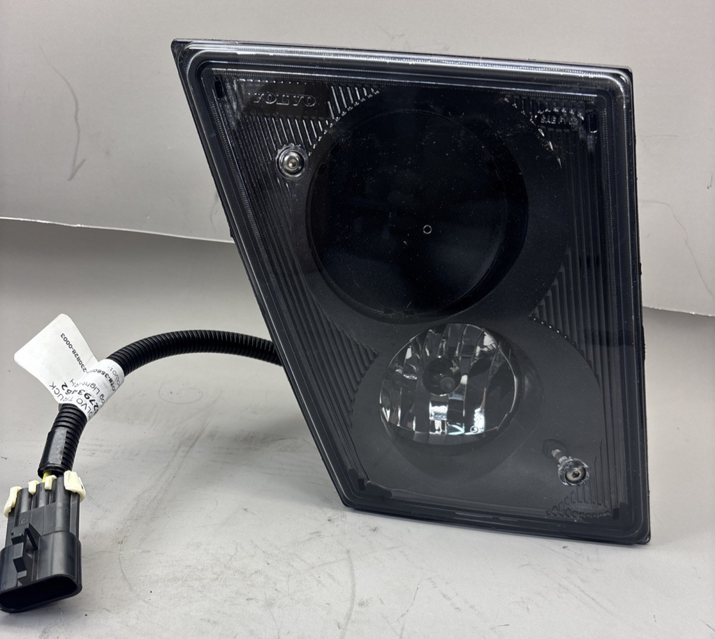 82793462 GENUINE VOLVO OEM RH FOG LIGHT - MADE IN USA