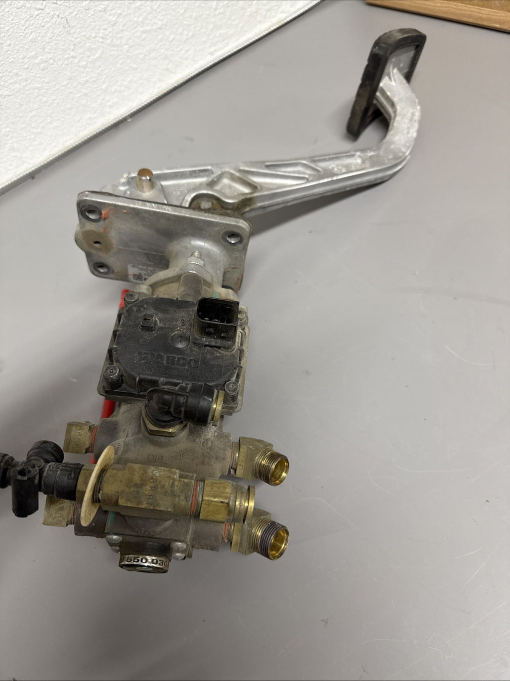 2018-2024 FREIGHTLINER CASCADIA FOOT BRAKE PEDAL W/ VALVE WABCO OEM