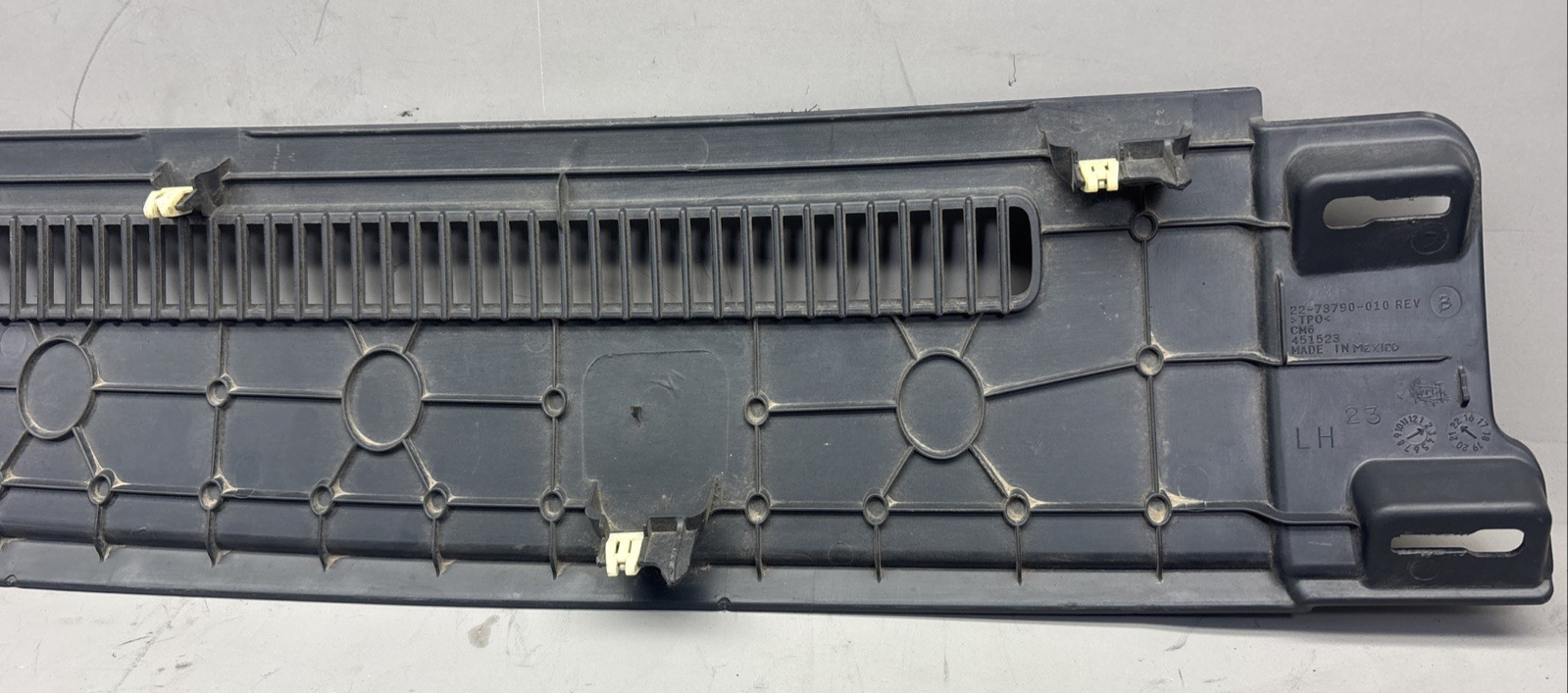 FREIGHTLINER CASCADIA LEFT DASH BOARD VENT PANEL TRIM COWEL 22-73790-010