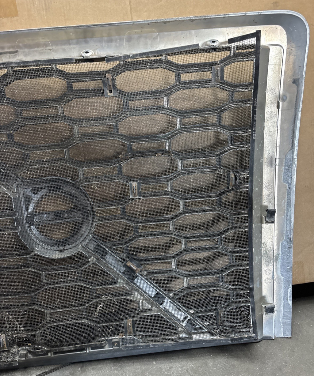 2019 VOLVO VNL FRONT MAIN GRILL  82745720 / 84724157 / 84724159 OEM DAMAGED