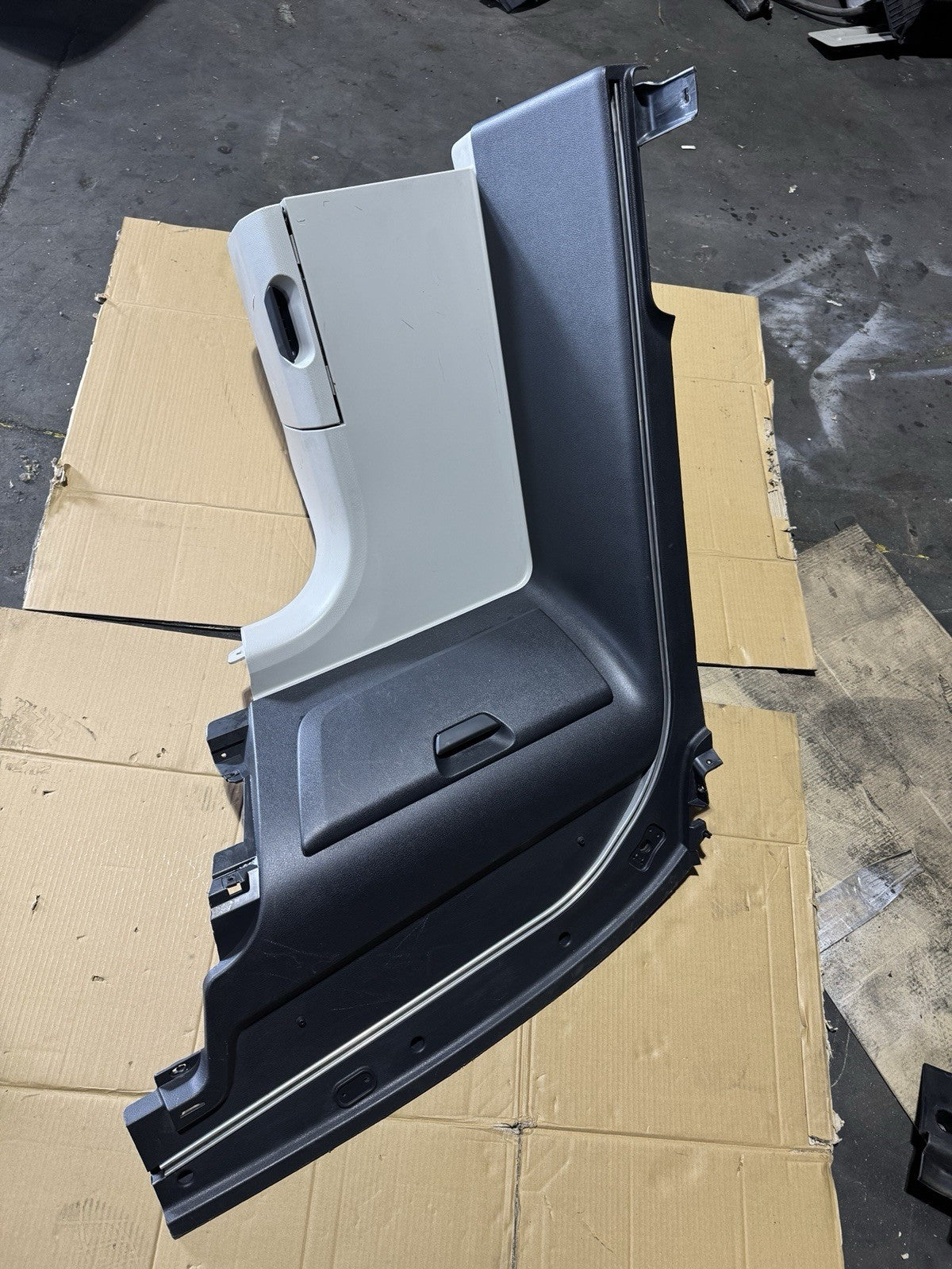 2018-2024 FREIGHTLINER CASCADIA RIGHT PASSENGER OVEHEAD CONSOLE W/ STORAGE OEM