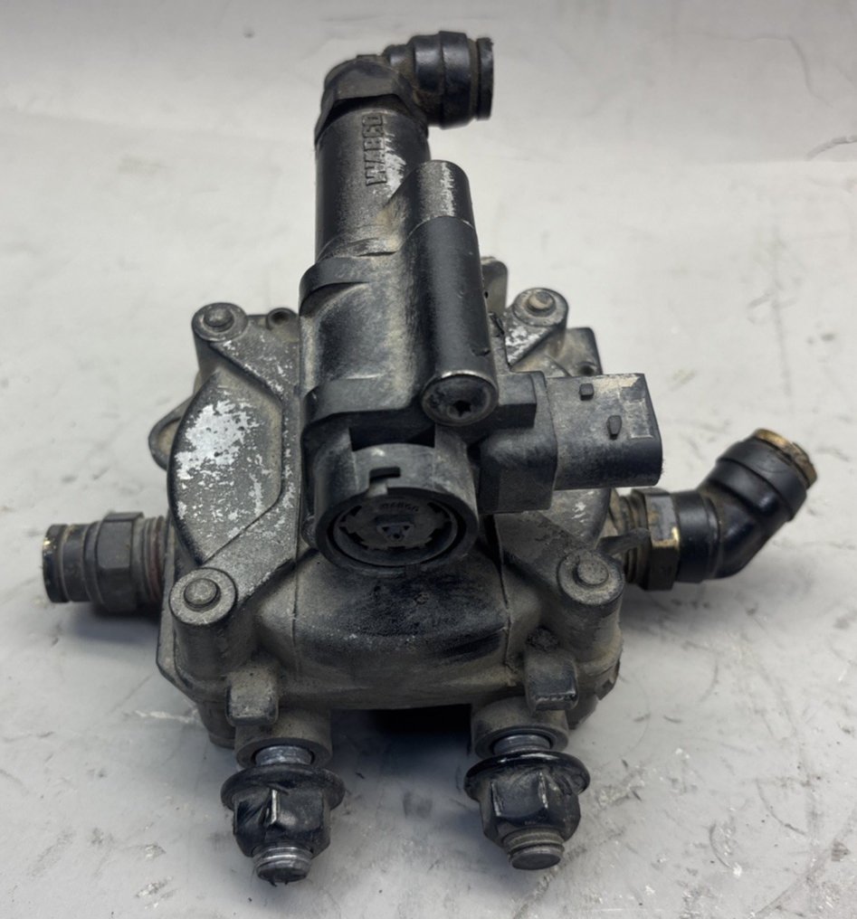 FREIGHTLINER CASCADIA REAR ABS BRAKE RELAY VALVE 4420010061 WABCO OEM