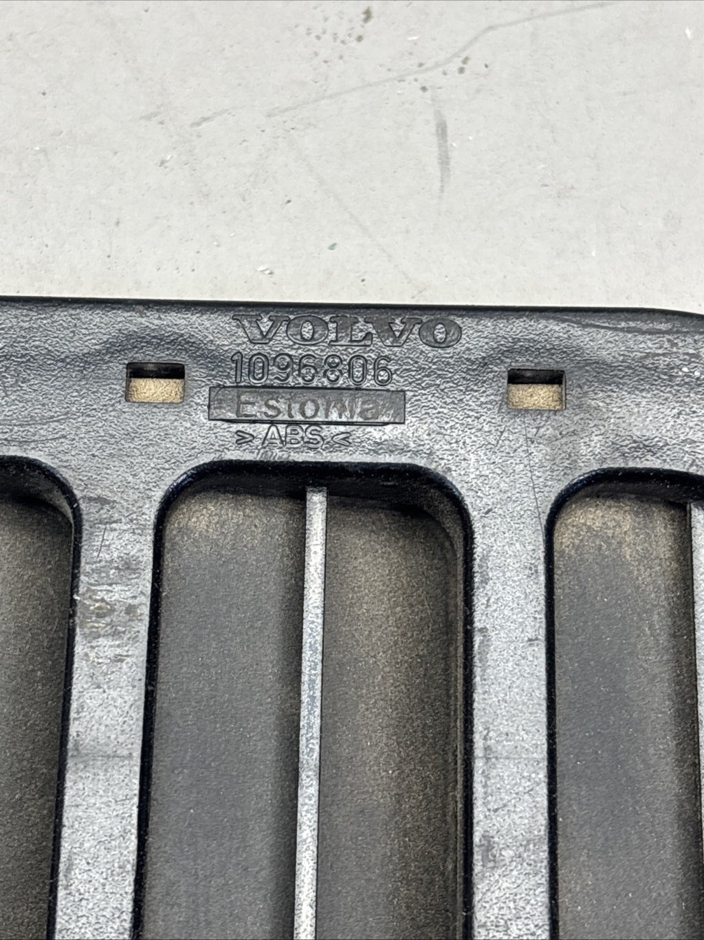 2018-2024 VOLVO VNL 760 FRONT LEFT SIDE AIR DEFLECTOR GRILLE 1096806 OEM