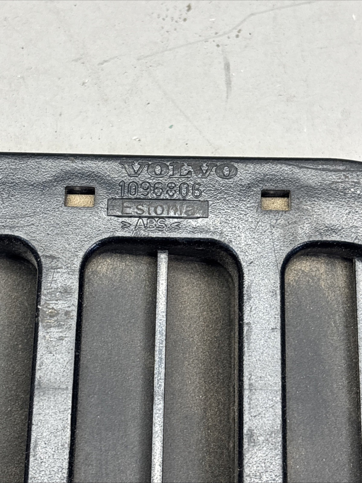 2018-2024 VOLVO VNL 760 FRONT LEFT SIDE AIR DEFLECTOR GRILLE 1096806 OEM