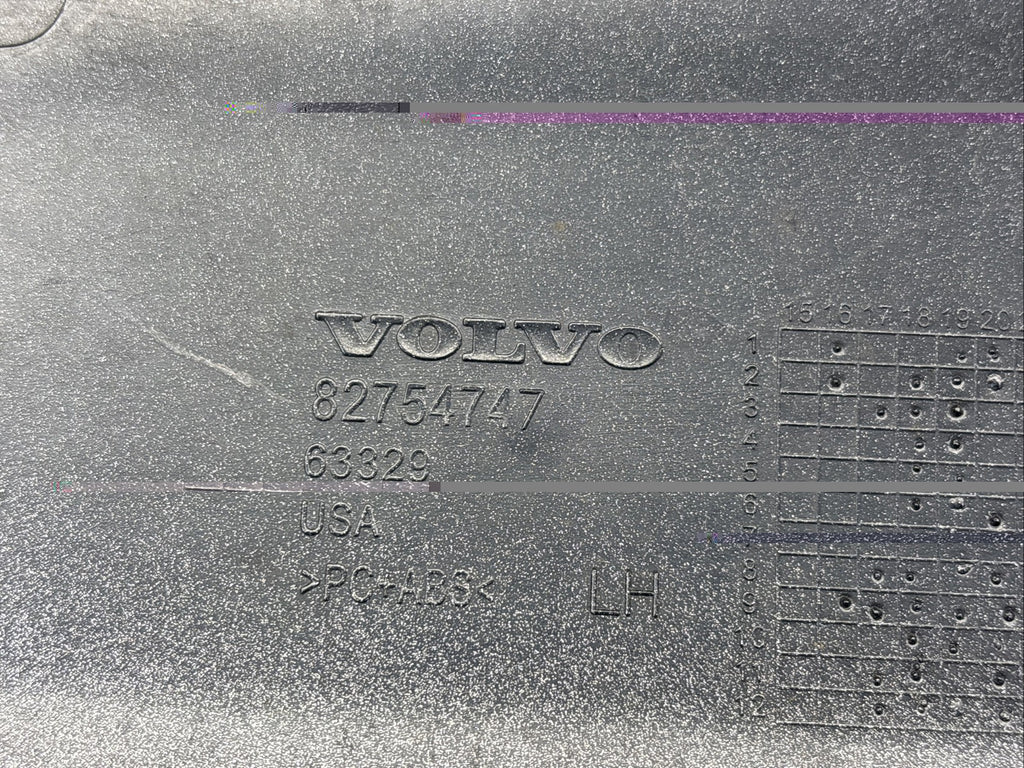 82754747 VOLVO VNL 760 FRONT Left driver SIDE BUMPER TOW HOOK COVER OEM