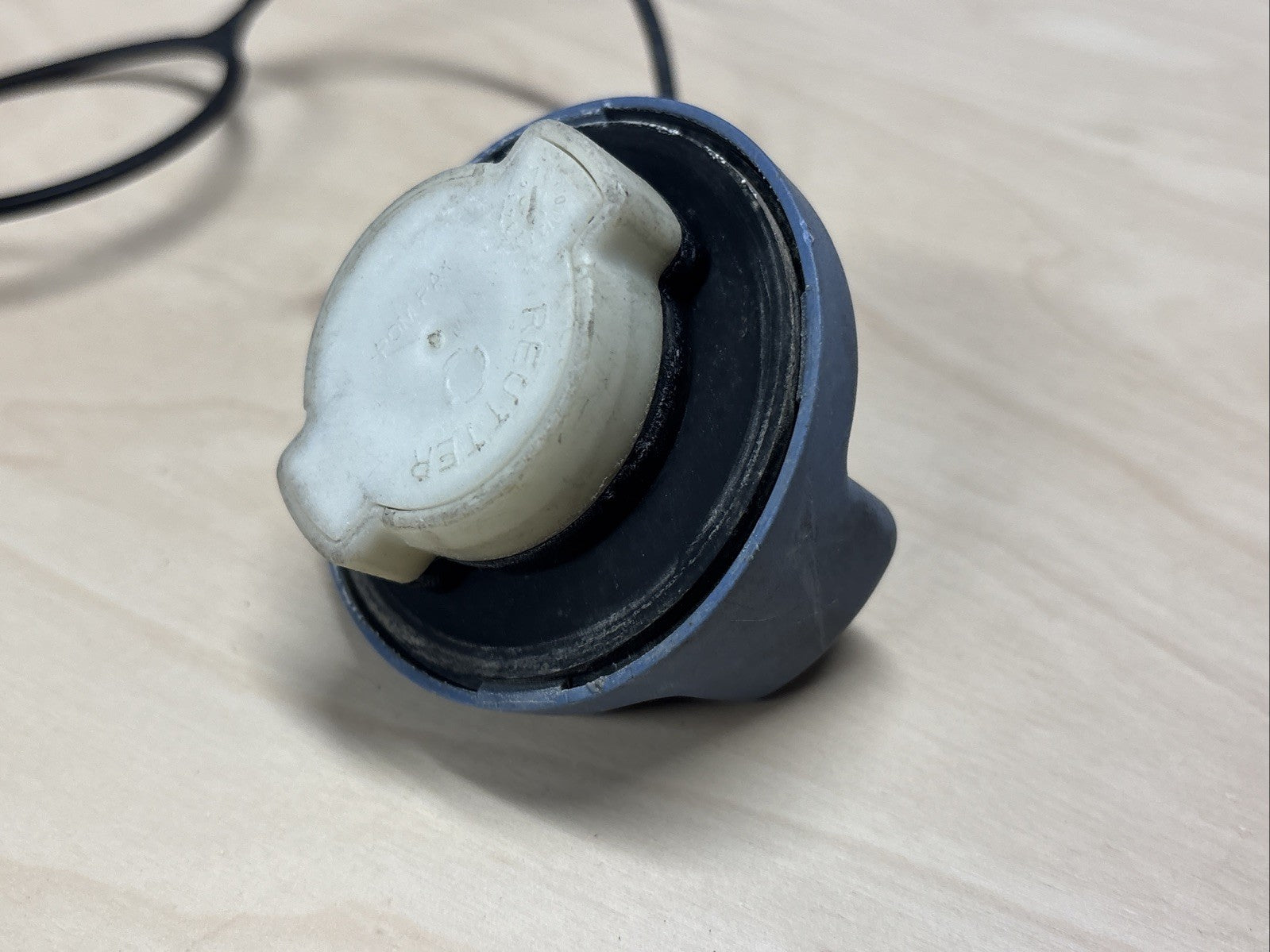 DEF Filler Cap Freightliner Cascadia Columbia M2 Century 04-27757-000 904-5201