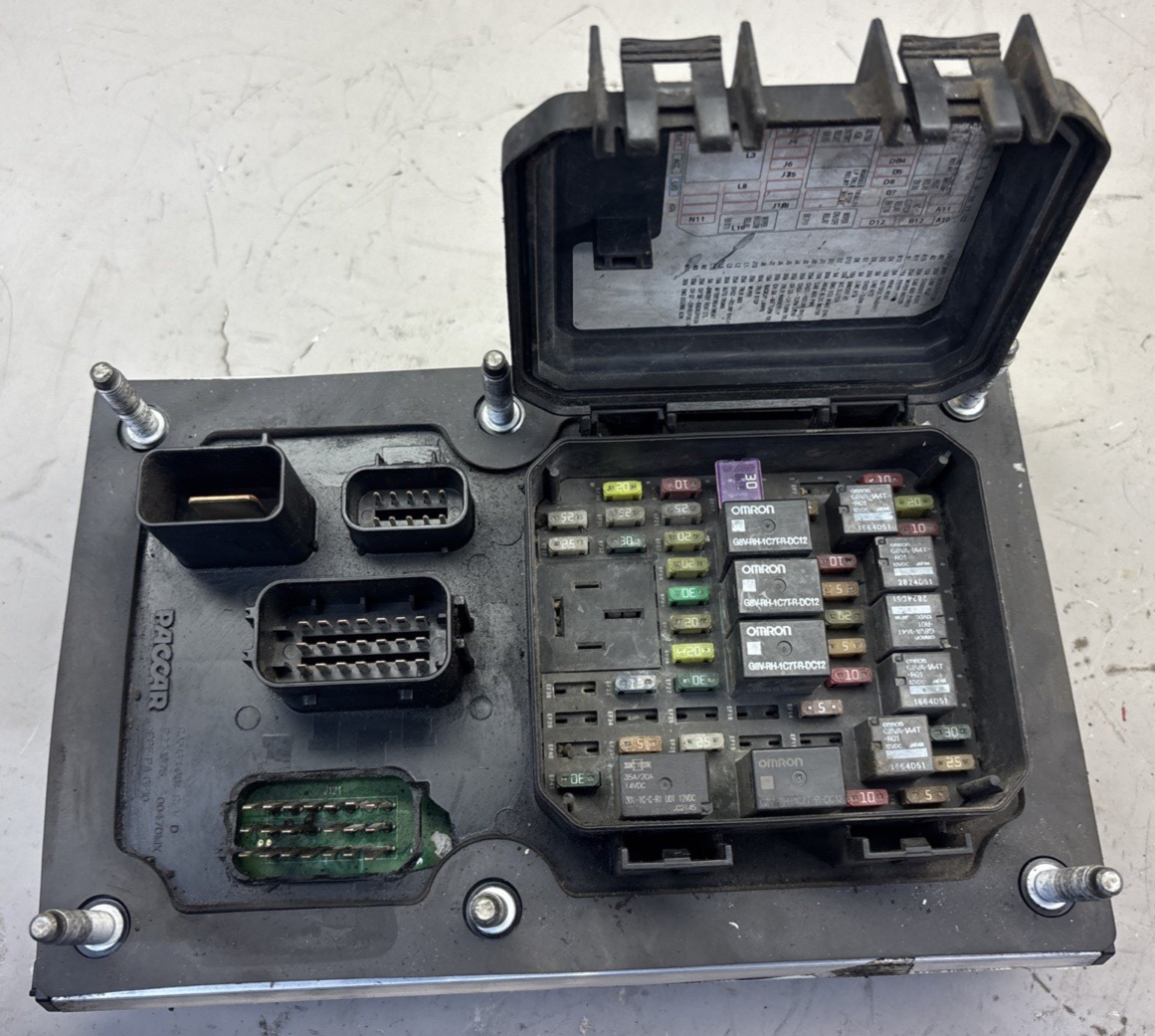 KENWORTH PACCAR FUSE ASSEMBLY CAB PDC P27-1147-0200 JUNCTION BOX DAMAGE