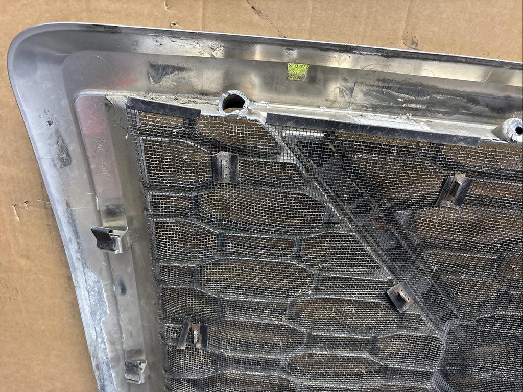 2019 VOLVO VNL FRONT MAIN GRILL  82745720 / 84724157 / 84724159 OEM DAMAGED