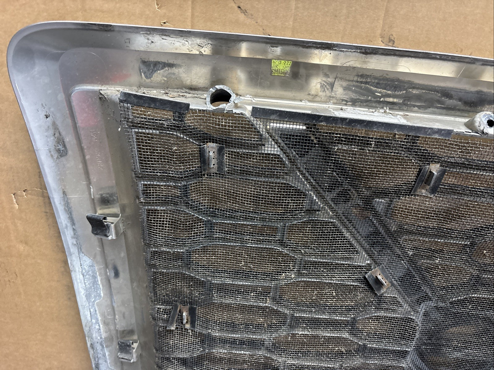 2019 VOLVO VNL FRONT MAIN GRILL  82745720 / 84724157 / 84724159 OEM DAMAGED