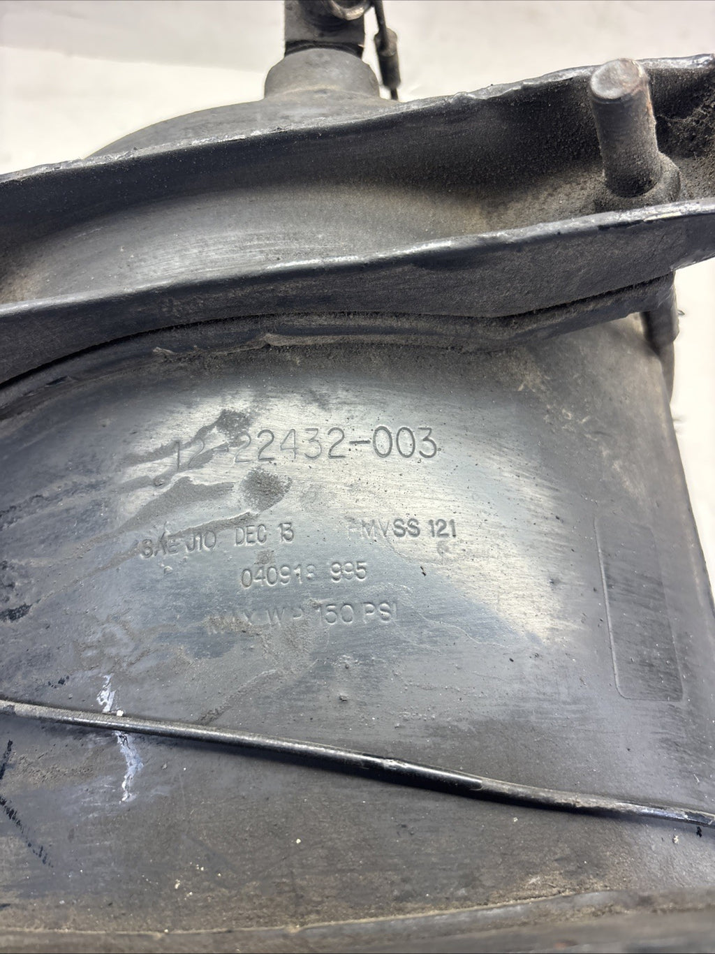 FREIGHTLINER CASCADIA BRAKE AIR TANK W/ BRACKET 12-22432-003 OEM