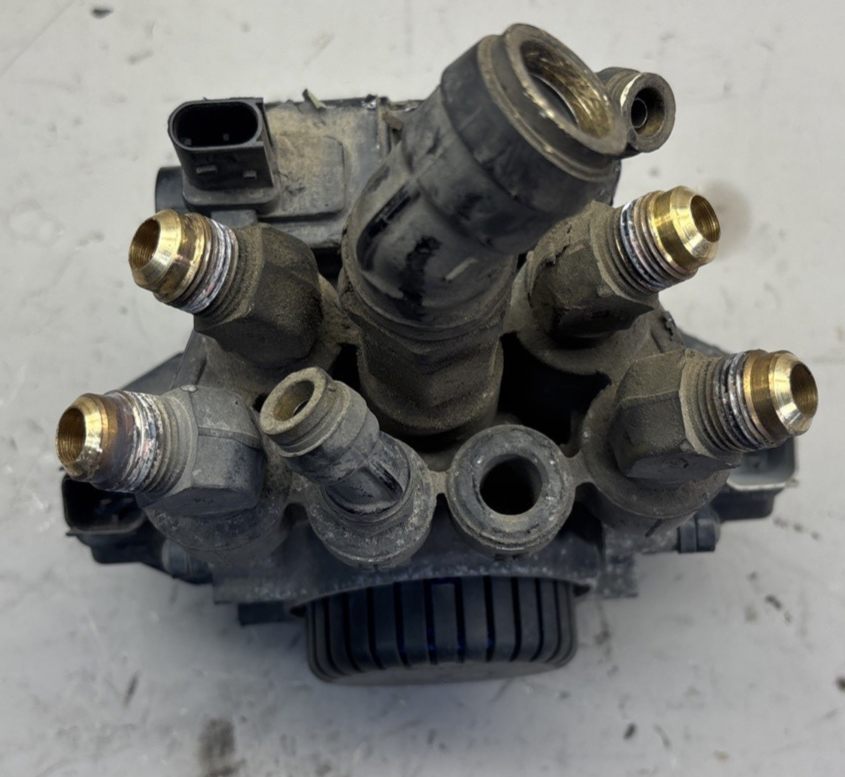 Freightliner Cascadia Wabco Anti Lock Braking System ABS Valve OEM 9760001070037