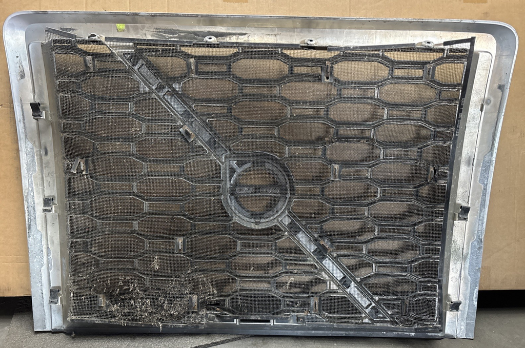 2019 VOLVO VNL FRONT MAIN GRILL  82745720 / 84724157 / 84724159 OEM DAMAGED