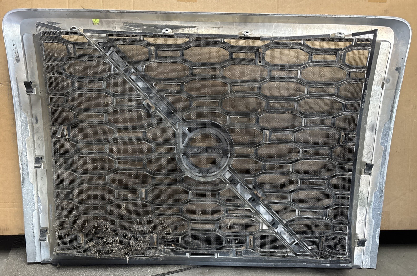 2019 VOLVO VNL FRONT MAIN GRILL  82745720 / 84724157 / 84724159 OEM DAMAGED