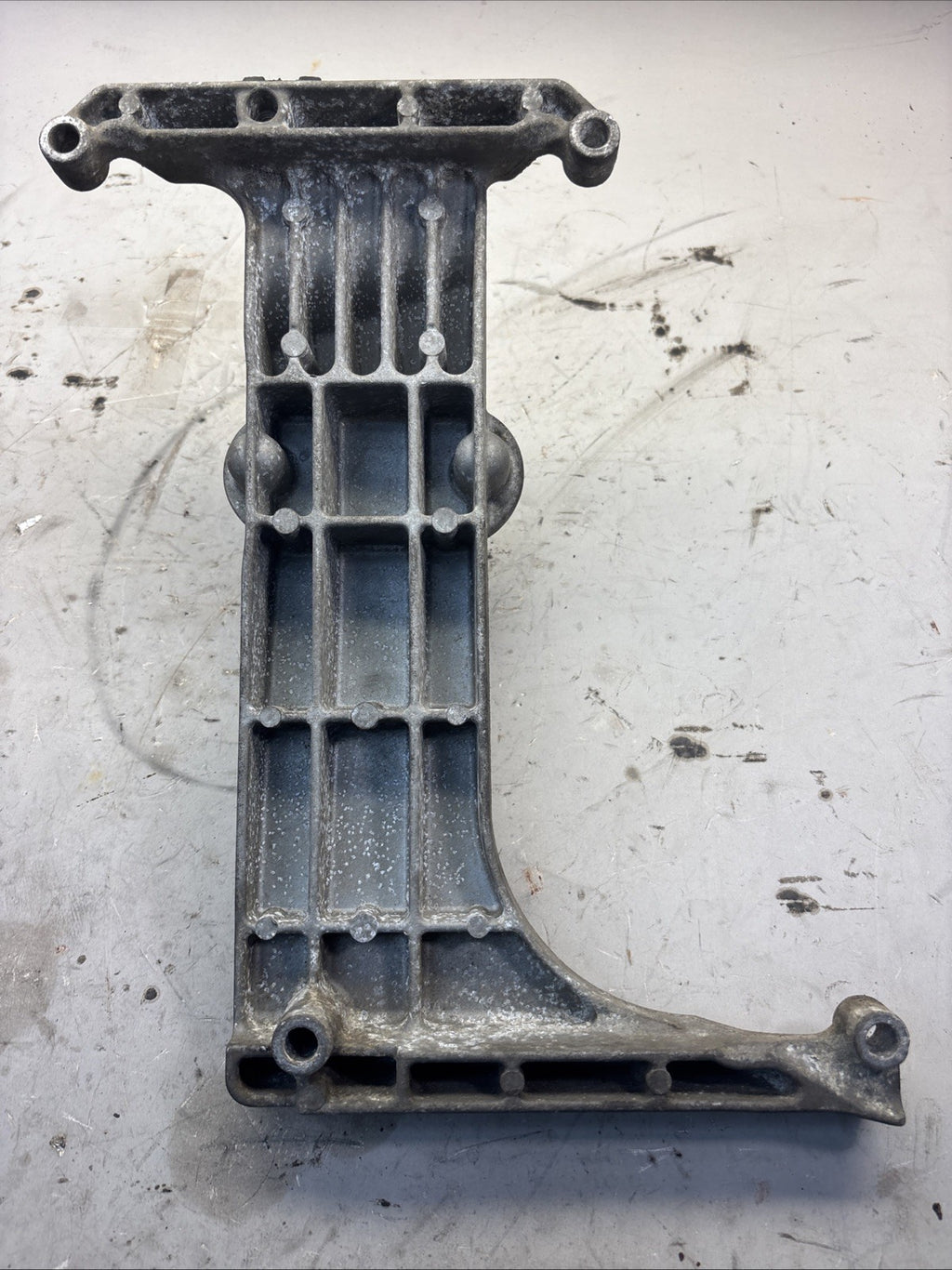 FREIGHTLINER CASCADIA AIR CLEANER SUPPORT BRACKET A4720940441 OEM