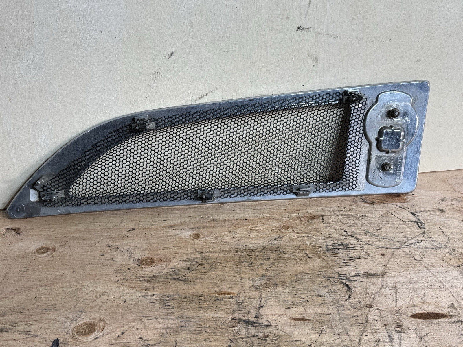 21 KENWORTH PACCAR RIGHT HOOD VENT TRIM L60-6004R