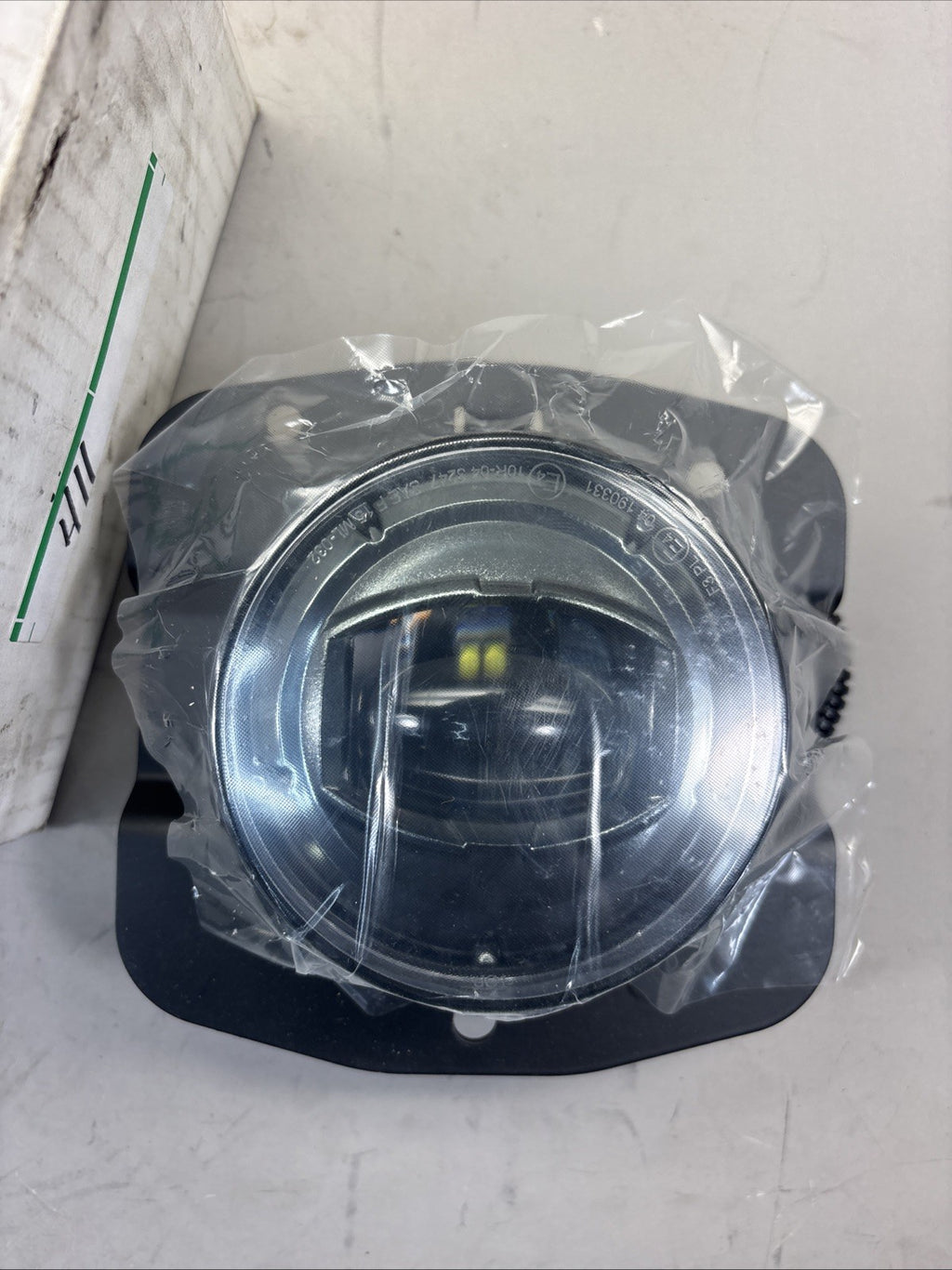 Paccar H4070-83235R1 Bolt-On Passenger Right Side Fog Lamp For Kenworth