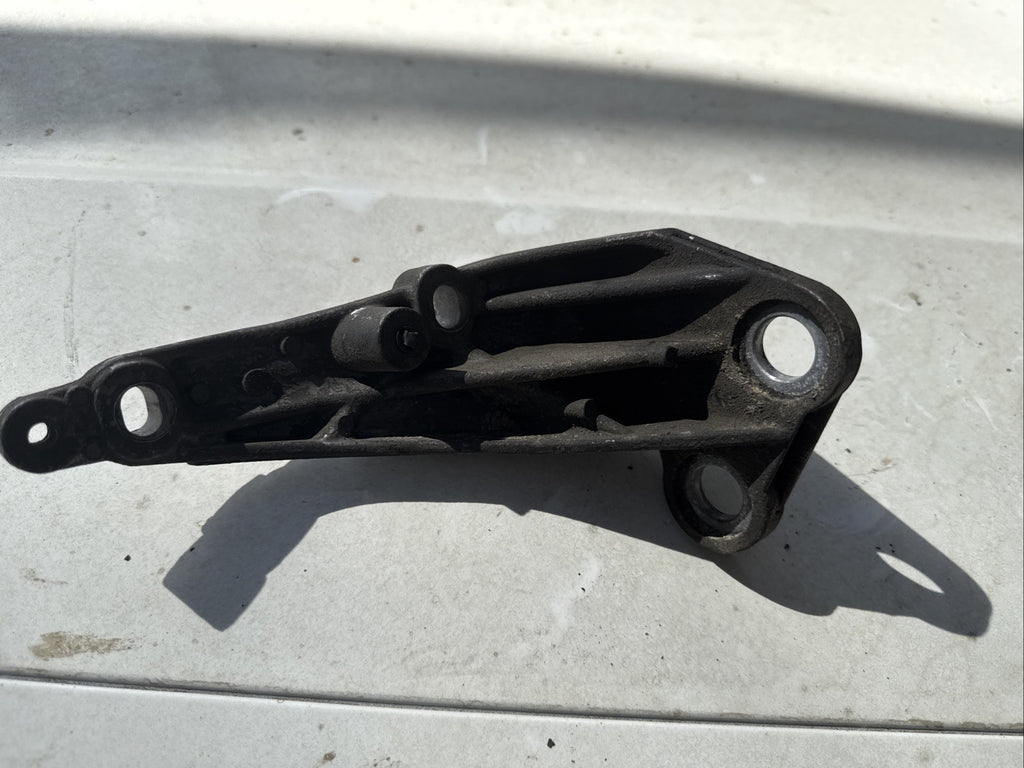 Freightliner Cascadia Detroit Diesel DD15 Engine Bracket A4730982039 A114